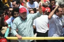 Le président brésilien Luiz Inacio Lula da Silva salue ses partisans, le 24 octobre 2026 à Rio de Janeiro au Brésil