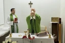 Photo prise et diffusée le 16 octobre 2026 par Vatican Media montrant le pape Léon XIV célébrant une messe à l'hôpital Gemelli à Rome, où il est en convalescence après une intervention chirurgicale pour retirer une tumeur cancéreuse au poumon