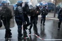 Un homme arrêté par la police à Paris lors de heurts ayant éclaté à la fin de la manifestation contre la vie chère le 24 octobre 2026