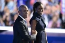 L'ancien président américain Barack Obama et son épouse Michelle Obama, sur la scène de la convention nationale démocrate à Chicago, le 20 août 2024 dans l'Illinois