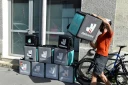 Livreur pour Deliveroo empilant des sacs de livraison à Bordeaux le 28 août 2017