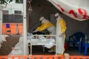 Des membres de Médecins Sans Frontières (MSF), en combinaison de protection, dans la zone d'isolement pour les patients atteints du virus Ebola au Centre de traitement Ebola (CTE) de Munigi, le 2 juin 2026 en RDC
