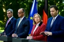 Le ministre-président de Bavière et chef de l’Union chrétienne-sociale (CSU) Markus Söder, le chancelier fédéral Friedrich Merz (CDU), la ministre fédérale du Travail et des Affaires sociales Bärbel Bas (SPD) et le ministre fédéral des Finances et vice-chancelier Lars Klingbeil (SPD) (de la gauche vers la droite) donnent une conférence de presse dans le jardin de la chancellerie à Berlin, le 2 juillet 2026