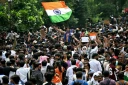 Des partisans du "parti des cafards" célèbrent à New Delhi la démission du ministre indien de l'Education, Dharmendra Pradhan, dont les étudiants exigeaient le départ en raison d'une série de fraudes aux examens universitaires, le 25 juillet 2026