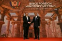 Le ministre indien des Affaires étrangères, Subrahmanyam Jaishankar (à droite), accueille son homologue iranien, Abbas Araghchi, à l'occasion de l'ouverture de la réunion des ministres des Affaires étrangères des BRICS à New Delhi, le 14 mai 2026