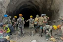 Photo diffusée par l'armée népalaise le 31 août 2026 montrant des militaires menant une opération de recherche et de sauvetage sur le site d'un tunnel du projet hydroélectrique de Rasuwagadhi, dans le district de Rasuwa, au Népal