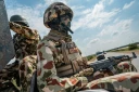 Un soldat nigérian à l'arrière d'un véhicule d'escorte militaire sur l'autoroute reliant Maiduguri à Damaturu, au Nigeria, le 31 juillet 2026.