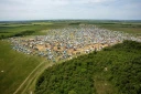 Photo émanant de la gendarmerie nationale, le 3 mai 2026, montrant une vue aérienne du lieu où se tient une free party géante sur un site militaire à Cornusse, près de Bourges