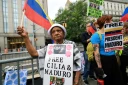 Des manifestants brandissent des pancartes en soutien à Nicolas Maduro et à son épouse Cilia Flores, à l'extérieur d'un tribunal de New York où le président vénézuélien déchu doit comparaître, le 22 juillet 2026