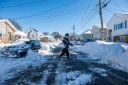 Un habitant déneige une rue à Revere, dans le Massachusetts, le 24 février 2026.