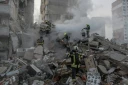 Des secouristes sur les lieux d'une frappe russe à Kiev, le 14 mai 2026 