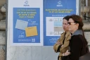 Des affiches expliquent les modalités de scrutin pour les élections municipales à Paris, le 9 mars 2026