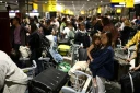 Les voyageurs s'agglutinent dans le terminal 3 de l'aéroport de Londres-Heathrow pendant une panne du contrôle aérien, le 8 septembre 2026
