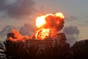 Une boule de feu visible au-dessus d'un bâtiment frappé par l'armée israélienne, le 28 mai 2026 à Tyr, au sud du Liban