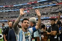 L'Argentin Lionel Messi salue les spectateurs en quittant le terrain, après son doublé contre l'Autriche, le 22 juin 2026 à Arlington, au Texas