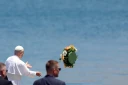 Le pape Léon XIV lance un bouquet de fleurs en mer en hommage aux milliers de migrants morts dans la périlleuse traversée de l'Atlantique depuis l'Afrique, à Arguineguin, aux Canaries, le 11 juin 2026
