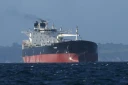 Le pétrolier russe Tagor, soupçonné de battre pavillon camerounais et arraisonné par la Marine française le 31 mai 2026, arrive dans la baie de Douarnenez dans le Finistère, le 2 juin 2026.