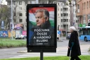 Une affiche électorale du Premier ministre hongrois Viktor Orban "Unissons-nous contre la guerre", le 27 mars 2026 à Budapest, avant les élections législatives du 12 avril 2026