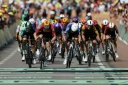 Le Norvégien Soren Waerenskjold (C) remporte le sprint à l'arrivée de la 11e étape du Tour de France, le 15 juillet 2026 à Nevers