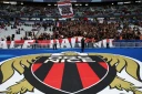 Le logo du club de football OGC Nice alors que les supporters arrivent avant la finale de la Coupe de France opposant le RC Lens à l'OGC Nice au Stade de France, à Saint-Denis, le 22 mai 2026 en Seine-Saint-Denis