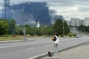 De la fumée noire au-dessus de la raffinerie de pétrole de Gazprom Neft, frappée par des drones ukrainiens, dans la banlieue sud-est de Moscou, le 18 juin 2026 en Russie