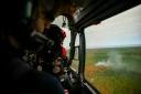 Un hélicoptère de la Sécurité en reconnaissance au-dessus d'un incendie de forêt sur la commune de Le Porge, en Gironde, le 31 juillet 2026