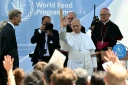 Le pape Léon XIV salue la foule lors d'une visite au siège du Programme alimentaire mondial (PAM), à Rome, le 22 juin 2026.