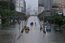 Des automobilistes font demi-tour depuis un pont surplombant des eaux de crue le long de la route Phetchaburi à Bangkok, le 26 septembre 2026