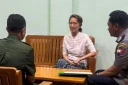 Photo non datée fournie par la junte birmane le 30 avril 2026 montrant Aung San Suu Kyi (au centre) dans un lieu non précisé.