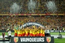 Les joueurs de Lens célèbrent leur titre dans le Trophée des champions après leur victoire 1-0 contre le Paris SG, sur la pelouse de leur stade Bollaert le 16 août 2026