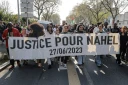 Des manifestants portent une banderole "Justice pour Nahel" le 21 mars 2026 à Nanterre, près de Paris