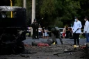 Des enquêteurs sur les lieux de l'explosion d'un camion bourré d'explosif près d'un commissariat de police dans la ville colombienne de Cúcuta, près de la frontière avec le Venezuela, le 1er août 2026 
