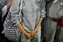 Un militant français, interpellé puis expulsé par Israël à la suite de l'interception de la flottille à destination de Gaza, portant un sweat-shirt sur lequel est inscrit "Exister, résister, revenir", à son arrivée à l'aéroport de Roissy-Charles-de-Gaulle, près de Paris, le 22 mai 2026