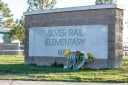 Des fleurs déposées au lendemain d’une fusillade survenue à l’école primaire Silver Rail, à Bend, le 16 octobre 2026 dans l'Oregon