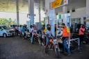 Des clients font la queue à une station service à Biyagama, près de Colombo, la capitale du Sri Lanka, le 15 mars 2026