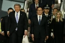 Le président américain Donald Trump descend de l’Air Force One et est accueilli par le vice-président chinois Han Zheng à son arrivée à l’aéroport international de Pékin, le 13 mai 2026