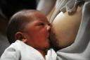 Une mère allaite son bébé à l'hôpital Fabella de Manille, le 8 mai 2015