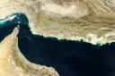 Image en couleurs naturelles acquise avec MODIS sur le satellite Terra de la NASA prise le 5 février 2025 montrant le golfe d'Oman et la région de Makran (c) dans le sud de l'Iran et le sud-ouest du Pakistan, ainsi que le détroit d'Ormuz (g) et la côte nord d'Oman (en bas)