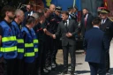 Le président Emmanuel Macron en visite au poste de commandement central des pompiers, pendant un incendie dans la forêt de Fontainebleau, le 16 juillet 2026 à Noisy-sur-Ecole, en Seine-et-Marne