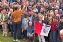 Des participants portant le même nom de Sullivan ou O'Sullivan, rassemblées dans le comté irlandais de Cork pour battre le record du monde du nombre de gens portant le même nom réunis en un seul lieu, le 30 mai 2026 à Castletownbere 
