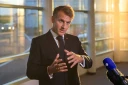Le président français Emmanuel Macron s'exprime devant la presse à son arrivée à Saint-Pierre, dans l'archipel de Saint-Pierre-et-Miquelon, le 19 septembre 2026