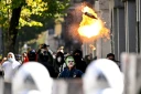 Un cocktail Molotov est lancé en direction d’une unité de police lors d’une manifestation antigouvernementale à Tirana, le 17 octobre 2026 en Albanie