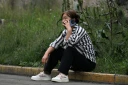 Une proche attend des nouvelles d'un mineur porté disparu après un coup de grisou dévastateur qui a tué au moins 82 ouvriers, le 24 mai 2026 dans le district administratif de Qinyuan, dans la province chinoise septentrionale du Shanxi