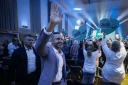 Ulrich Siegmund, tête de liste du parti d’extrême droite Alternative pour l'Allemagne (AfD) aux élections régionales de Saxe-Anhalt, salue la foule lors d'un meeting électoral à Magdebourg, dans l'est de l’Allemagne, le 5 septembre 2026
