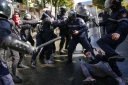 Un manifestant au sol, interpellé par des policiers, lors d’une manifestation antigouvernementale à Tirana, le 16 octobre 2026 en Albanie