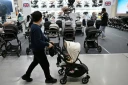 Un homme avec sa poussette dans une allée d'un salon de l'enfant, le 30 avril 2026 à Séoul 