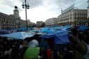 Des manifestants installés dans un campement pour protester contre les expulsions et la crise du logement, devant le siège de la présidence de la Communauté de Madrid, sur la Puerta del Sol, le 28 septembre 2026