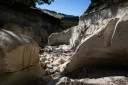 Le lit asséché de la rivière Doubs à Ville-du-Pont, le 9 juillet 2026 dans le Doubs
