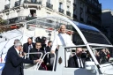 Le pape Léon XIV dans la papamobile à Paris le 25 septembre 2026