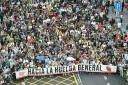 De manifestants défilent pour le droit au logement au lendemain du rejet par les députés d'une série de mesures présentées par le gouvernement, le 3 octobre 2026 à Madrid